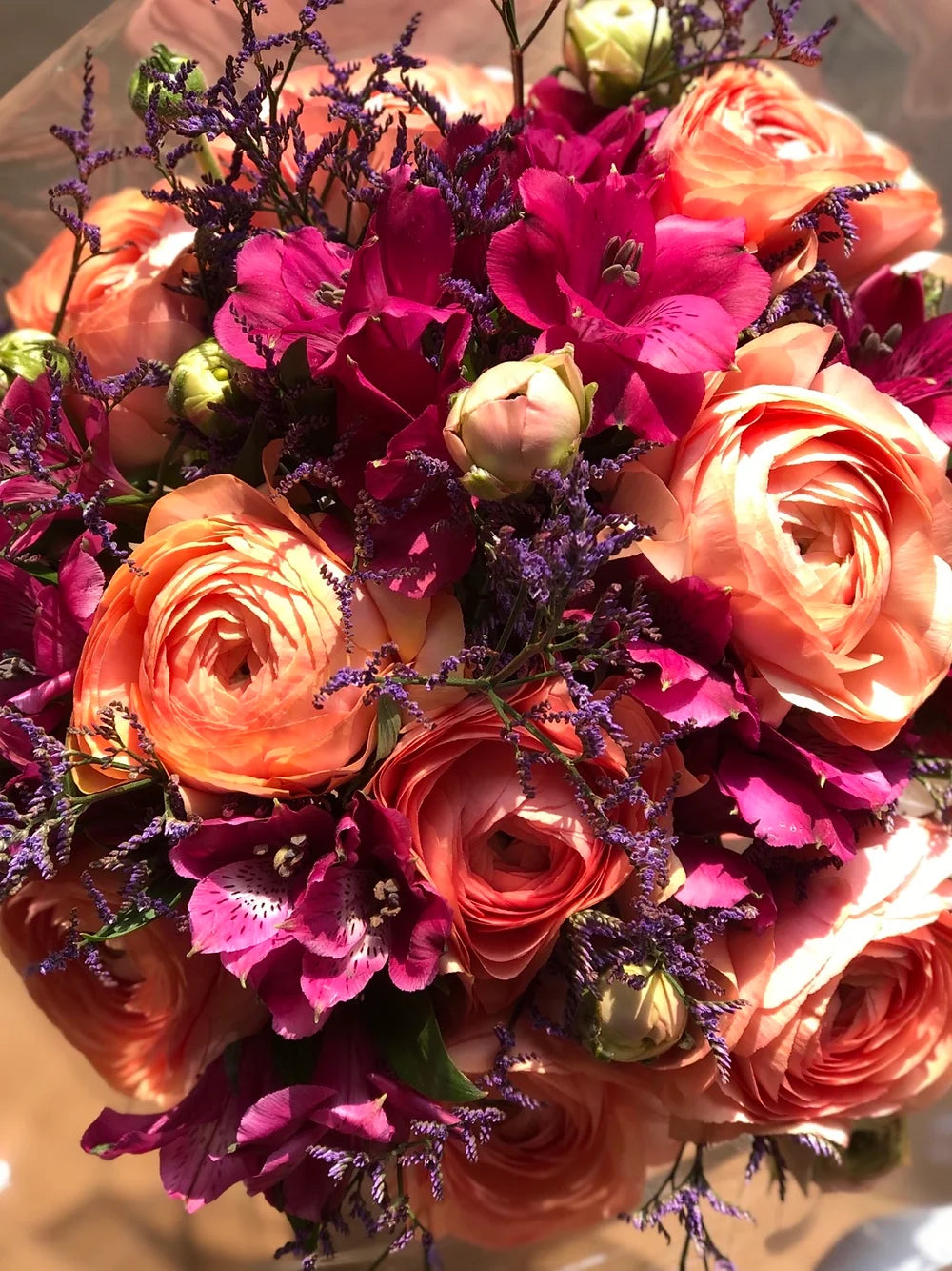 Bouquet di ranuncoli, alstroemeria, alchemilla, limonium