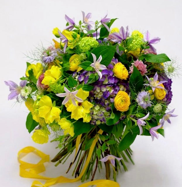 Bouquet di fiori gialli e milka per Primavera