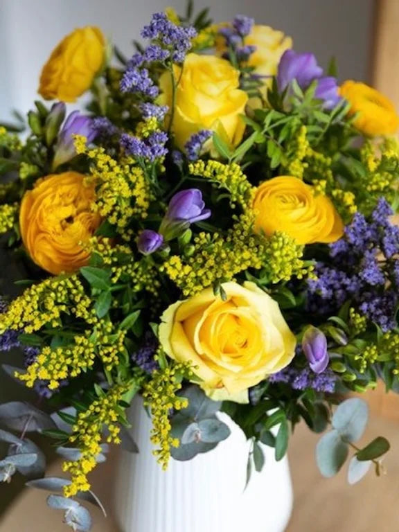 Bouquet Festa della Donna di ranuncoli, rose, solidago, fresia,eucalipto