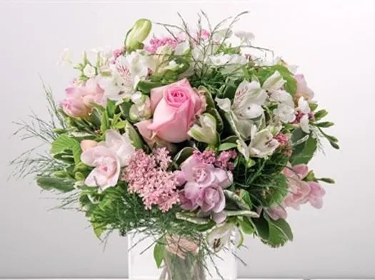 Bouquet di rose, alstroemeria, mini cymbidium, fresia e verde decorativo
