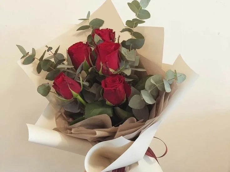 Bouquet San Valentino di 5 rose rosse ed eucalipto