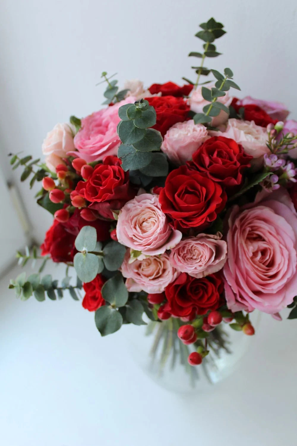 Bouquet di rose inglesi e normali, roselline, iperico, wax ed eucalipto