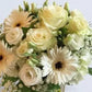 Bouquet con Rose, gerbere, lisianthus, gypsophila e verde decorativo in due varianti