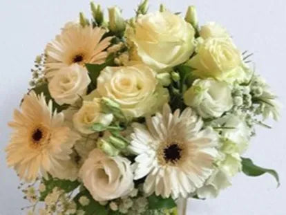 Bouquet con Rose, gerbere, lisianthus, gypsophila e verde decorativo in due varianti