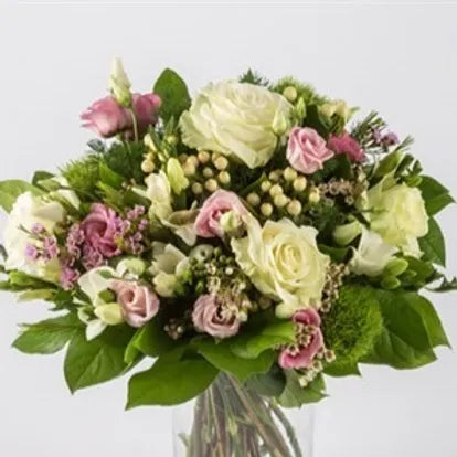 Bouquet di Rose, lisianthus, iperico e verde decorativo