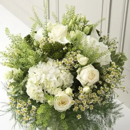 Bouquet di ortensie, rose, camomilla e verde decorativo