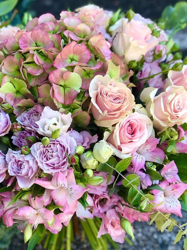 Bouquet di rose, roselline, alstroemeria, ortensia, lisianthus e verde decorativo