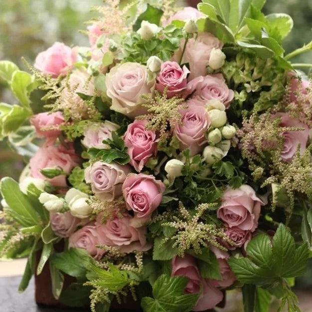Bouquet di rose, roselline, fresia, astilbe e verde decorativo