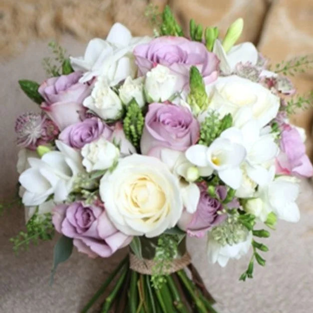 Bouquet di rose, roselline, fresia, lepidium