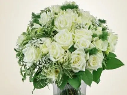 Bouquet di Rose, roselline, gypsophila e verde decorativo