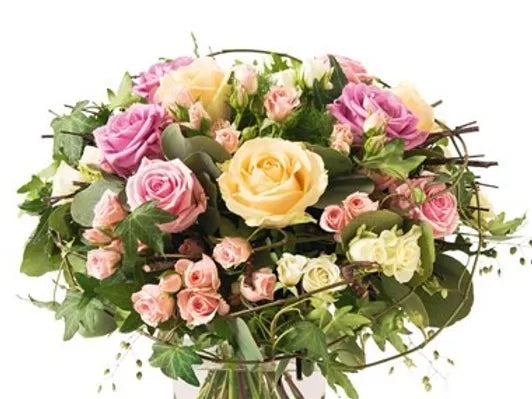 Bouquet di rose, roselline, lisianthus e verde decorativo