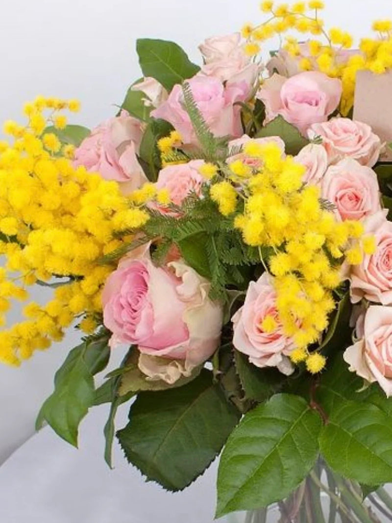 Bouquet Festa della Donna di rose, roselline e mimosa con verde decorativo