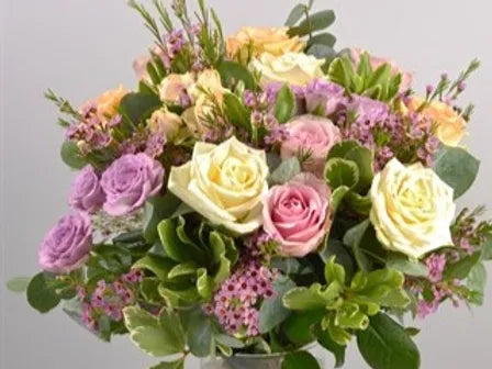 Bouquet di Rose, roselline in tonalità pastello e verde decorativo