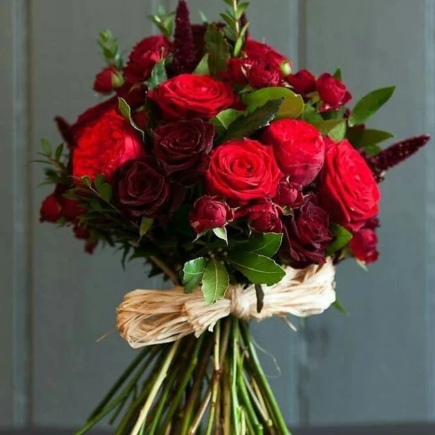 Bouquet di rose, roselline e verde decorativo