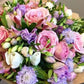 Bouquet di rose, fresia, scabiosa, lisianthus e verde decorativo