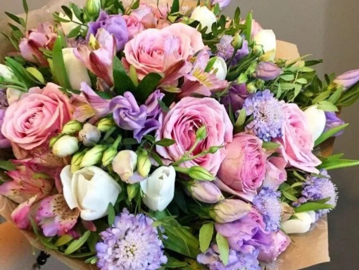 Bouquet di rose, fresia, scabiosa, lisianthus e verde decorativo