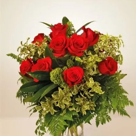 Bouquet di 12 rose rosse con verde decorativo