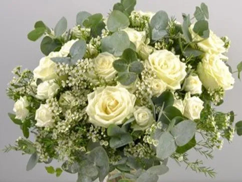 Bouquet rose bianche, eucalipto, waxflowers