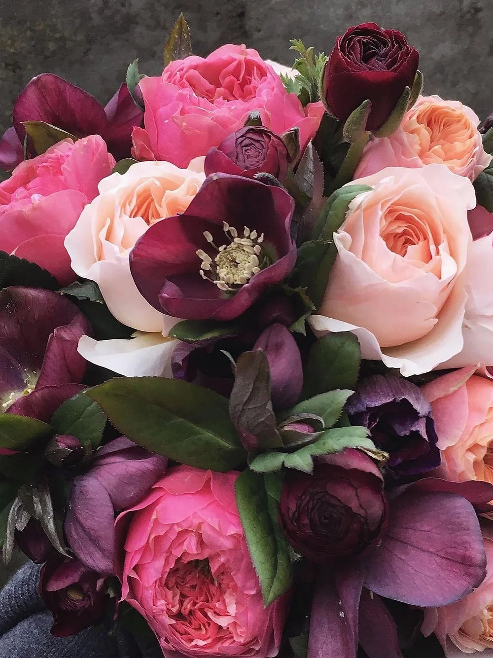 Bouquet di rose ed ellebori in Primavera