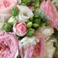 Bouquet di rose inglesi profumate, rose polianta, lisianthus, fresia e verde decorativo