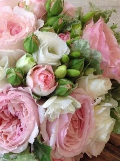 Bouquet di rose inglesi profumate, rose polianta, lisianthus, fresia e verde decorativo