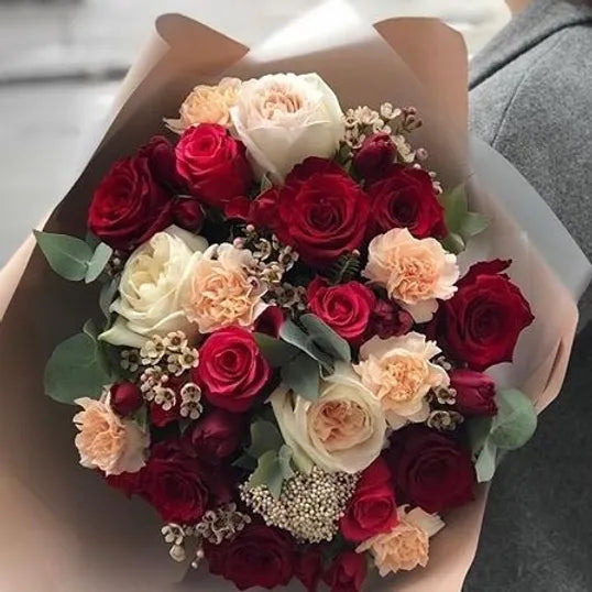 Bouquet di rose mix nei colori rosso/crema, dianthus, wax e verde decorativo