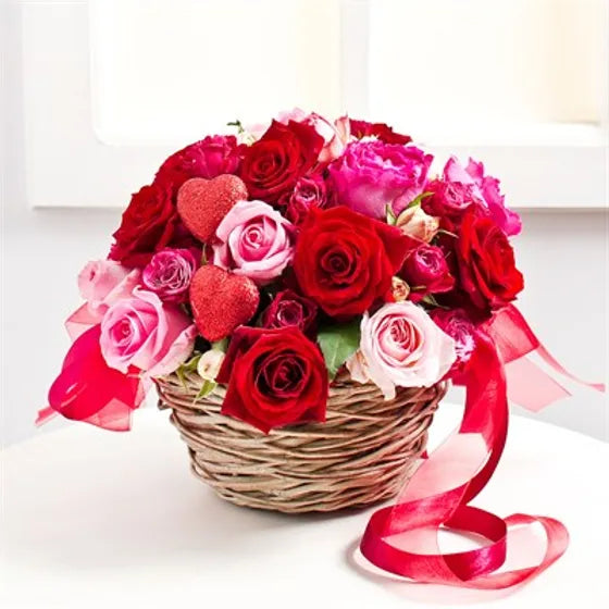Cestino di rose mix e cuoricini Amour