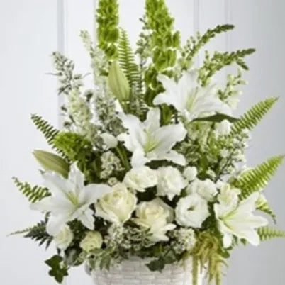 Composizione con Rose, gigli, lisianthus, altri fiori bianchi e verde decorativo