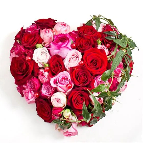 Cuore con mix rose e roselline e verde decorativo