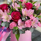 Scatola cilindro con rose, alstroemeria ed eucalipto