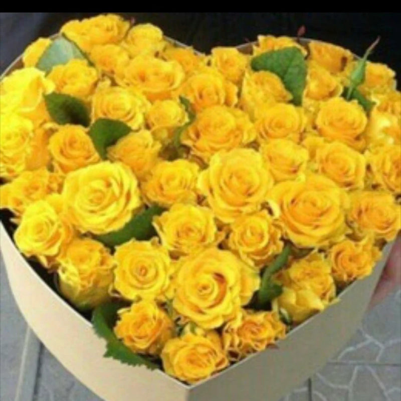 Scatola cuore con roselline gialle